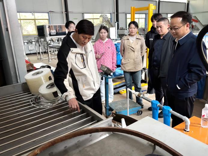 图 2专家团队在松溪村茶叶加工车间讲解生产设备使用方法.png